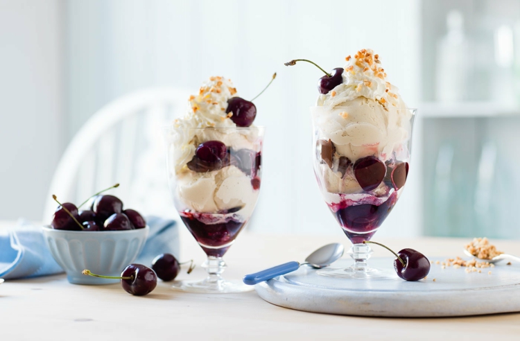 Eisbecher selber machen mit Rezept für Kirschsoße und Schokosoße