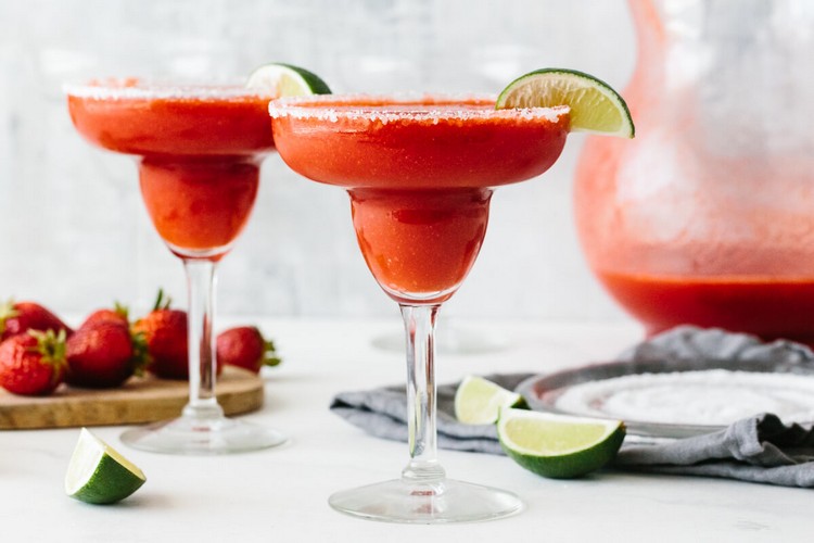 Erdbeer Margaritas machen Frozen Cocktails Rezepte
