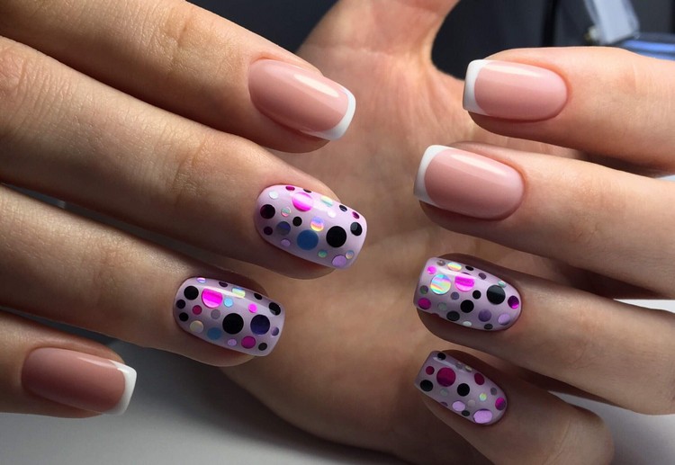 French Nägel Varianten Nageldesigns für den Sommer Confetti Nails