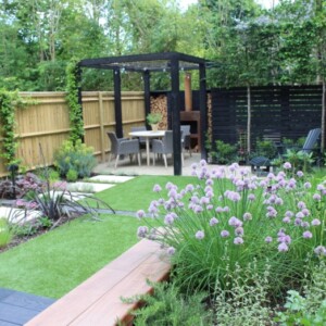 Gartenegstaltung Beispiel für einen Reihenhausgarten mit Pergola