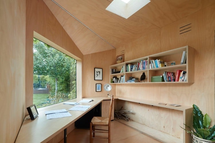 Gartenhaus als Schreibstudio mit Dachfenster und Holzwände und Holzdach und Schreibplatz