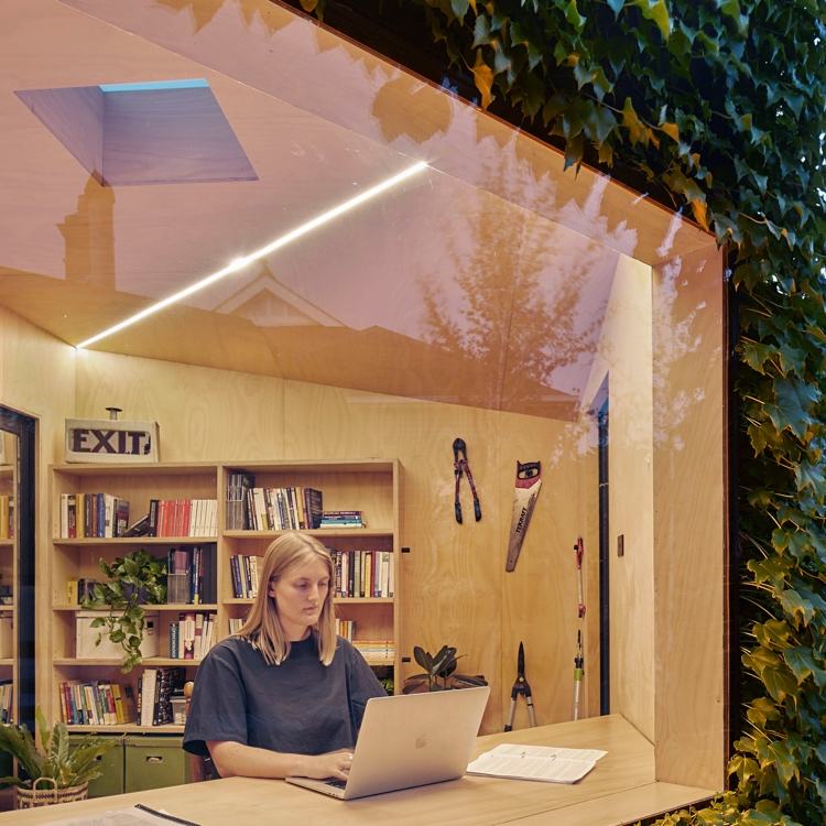 Gartenlaube mit Fenster wird in Home-Office umfunktioniert