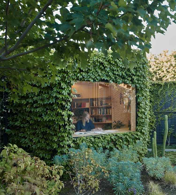 Gartenhaus mit bepflanzter Fassade wird zum Heimbüro