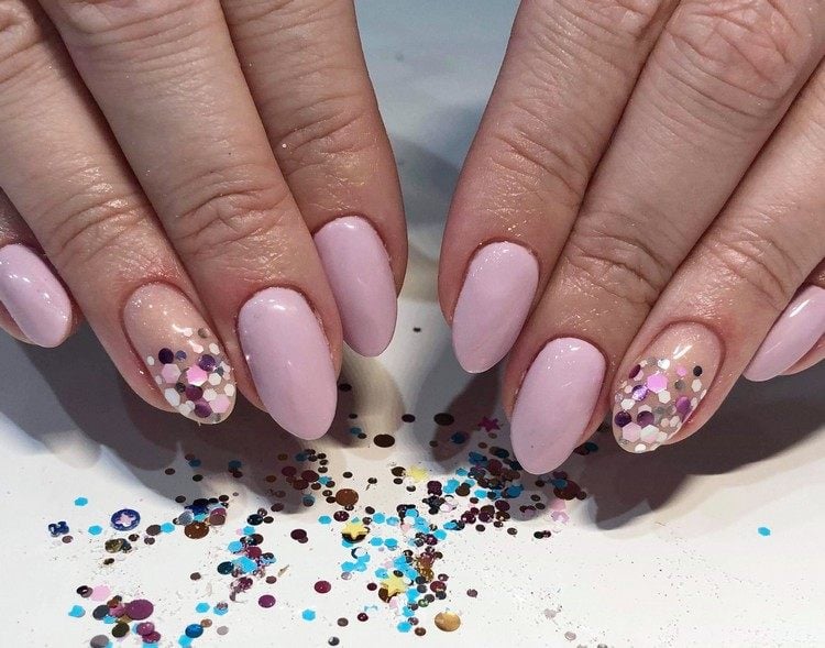Gelnägel rosa Confetti Nails Trend Nägel in Mandelform kurz
