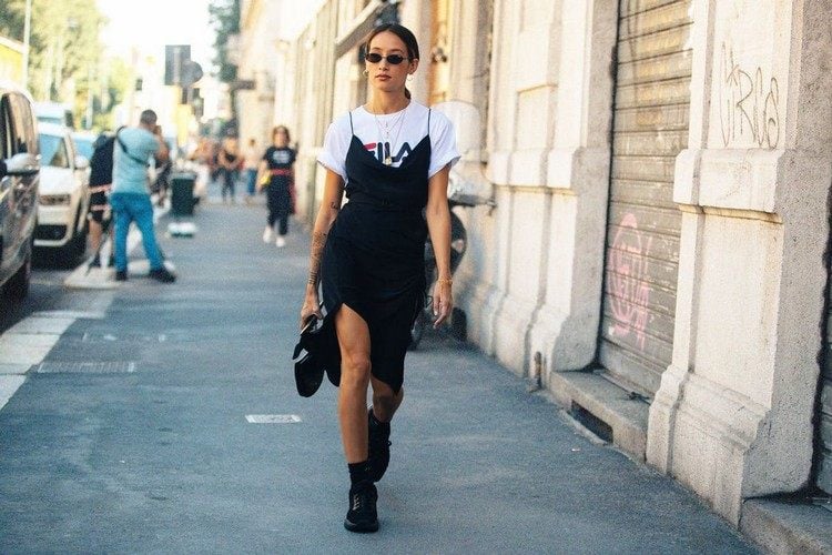Grunge Outfits Modetrend Slip Dress kombinieren Sommer Trends Frauen