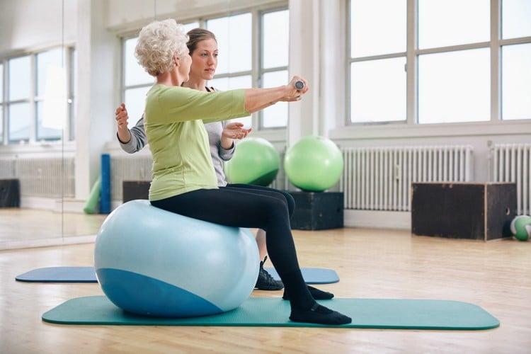 Gymnastikball Übungen für Senioren Rückenschmerzen Trainingsplan ohne Gewichte