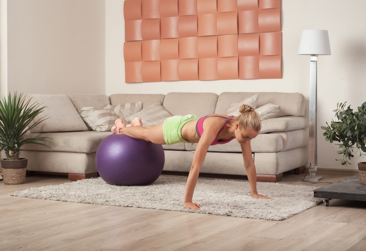 Gymnastikball Übungen wie kann man Zuhause Trizeps trainieren