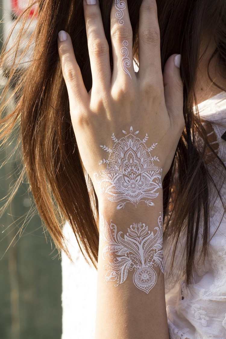 Handgelenk Tattoodesign Frauen weiße Henna Tattoos selber machen
