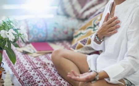 Herzchakra heilen und stärken durch ätherische Öle und Meditation