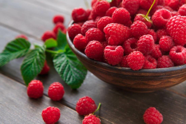 Himbeeren für eine Soße zum Servieren von fruchtigen Eisbechern