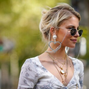 Hochsteckfrisuren Sommer Outfit Ideen Halsketten Trends