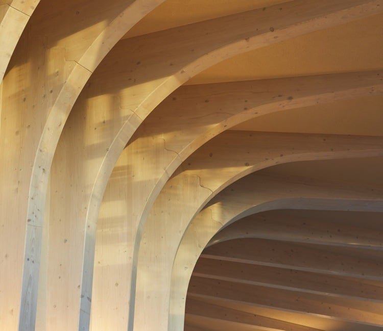 Holzdecke mit gewölbten Balken als Akzent moderne Innenarchitektur