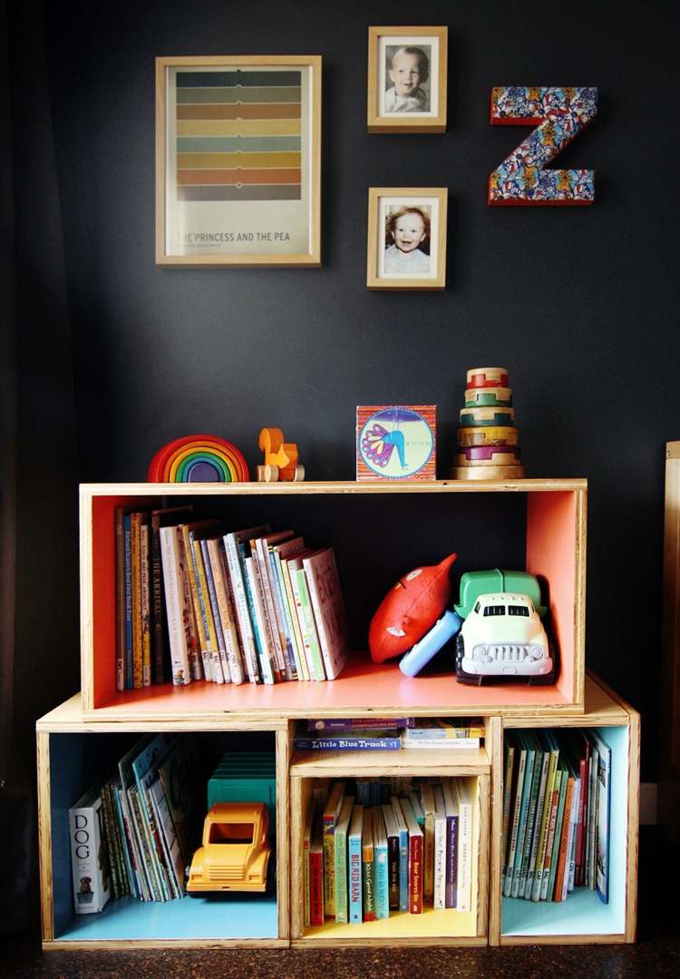 Holzkisten zusammenbauen für ein schnelles und einfaches Bücherregal
