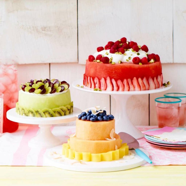 Ideen für Torte nur aus Obst - Wassermelone und Honigmelone als Basis, dekoriert mit kleinen Früchten