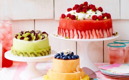 Ideen für Torte nur aus Obst - Wassermelone und Honigmelone als Basis, dekoriert mit kleinen Früchten