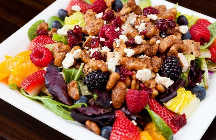 Kalte Gerichte für Kinder Rezept für Salat mit Hähnchen und Beeren