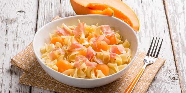 Kalte Gerichte für die Mittagspause Nudeln mit Schinken und Melone