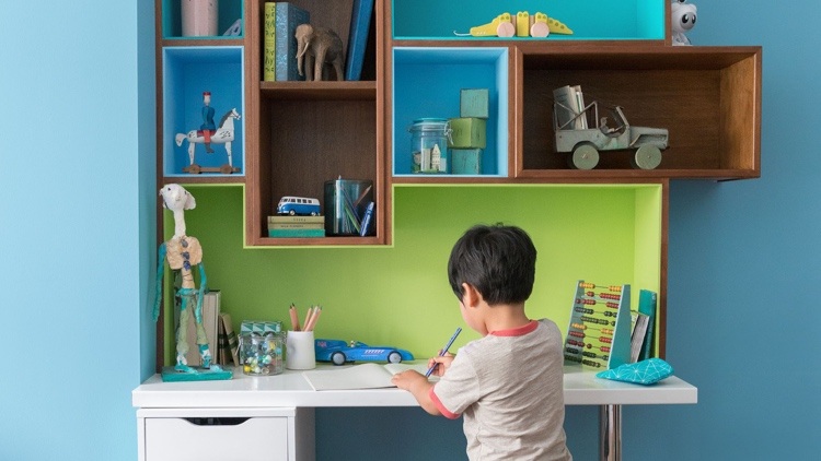 Kinderzimmer grün blau gestalten Wandregal und Schreibtisch im skandinavischen Stil