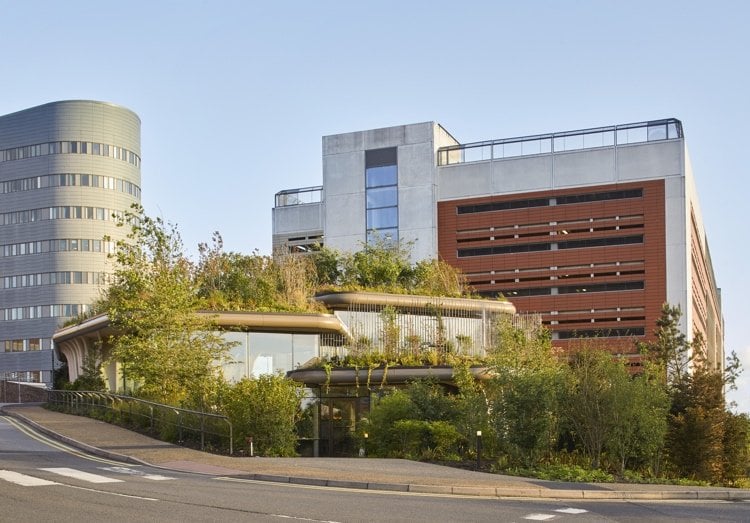 Krankenhaus und Gesundheitszentrum in Leeds mit moderner Fassade und begrüntes Dach