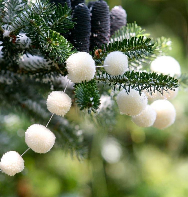 Mit Bommel-Girlanden den Weihnachtsbaum dekorieren und Schneebälle imitieren