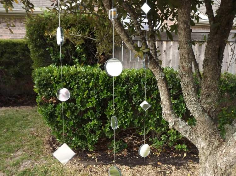 Mit Spiegel-Girlanden Baum dekorieren im Garten - Schnelle und einfache DIY-Dekoration
