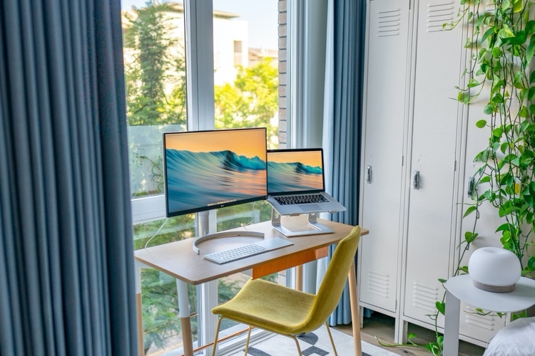 Mit einer Sonnenschutzfolie strahlt die Sonne nicht mehr in Ihre Augen oder auf den Bildschirm im Homeoffice