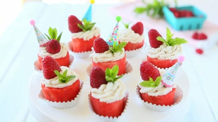 Muffins und Cupcakes aus Obst - Wassermelone formen und mit Topping und Erdbeere schmücken
