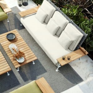 Neue Outdoor-Kollektion von Cassina Sofa mit Ablagefläche für Gläser