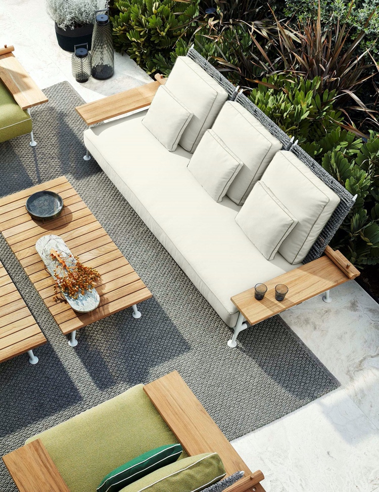 Neue Outdoor-Kollektion von Cassina Sofa mit Ablagefläche für Gläser