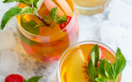 Pfirsich-Eistee mit Pfirsichsirup - Ein Klassiker für Getränke an heißen Sommertagen