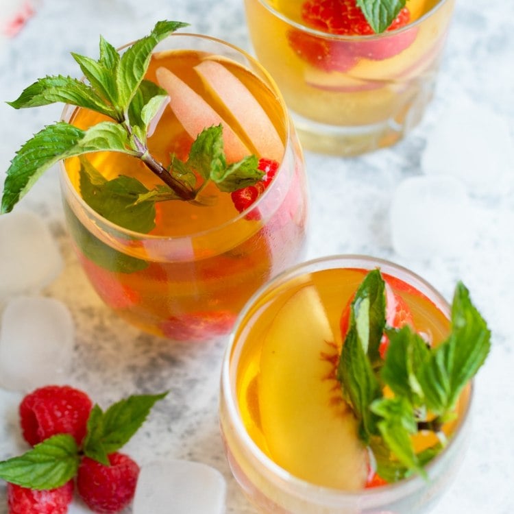 Pfirsich-Eistee mit Pfirsichsirup - Ein Klassiker für Getränke an heißen Sommertagen
