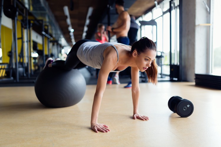 Plank Varianten Gymnastikball Übungen Bauch Ganzkörper Training mit Eigengewicht