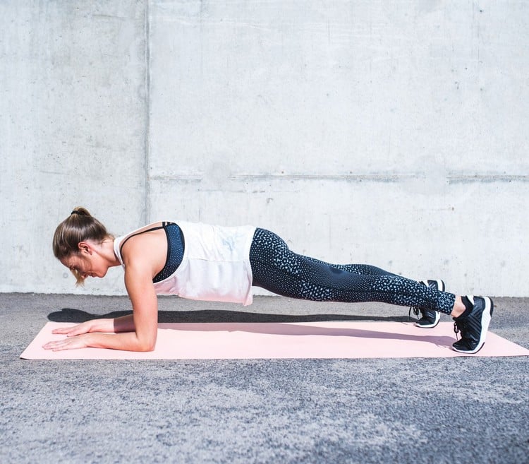 Plank Varianten was tun gegen Hohlkreuz Übungen Home Workout mit Eigengewicht