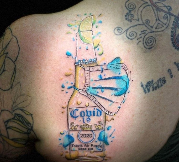 Rücken-Tattoo für Frauen Tattootrends 2020 Corona Tattoo Ideen