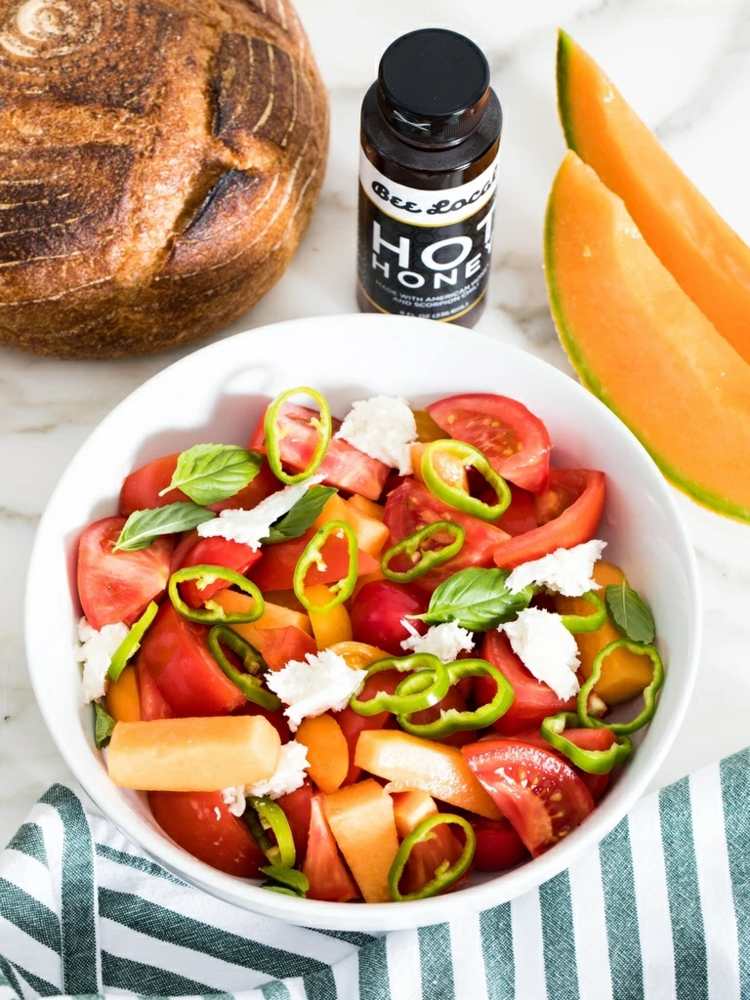Scharfe Honigmelone Rezepte - Tomate, Mozzarella und Jalapeno in einem Salat kombinieren