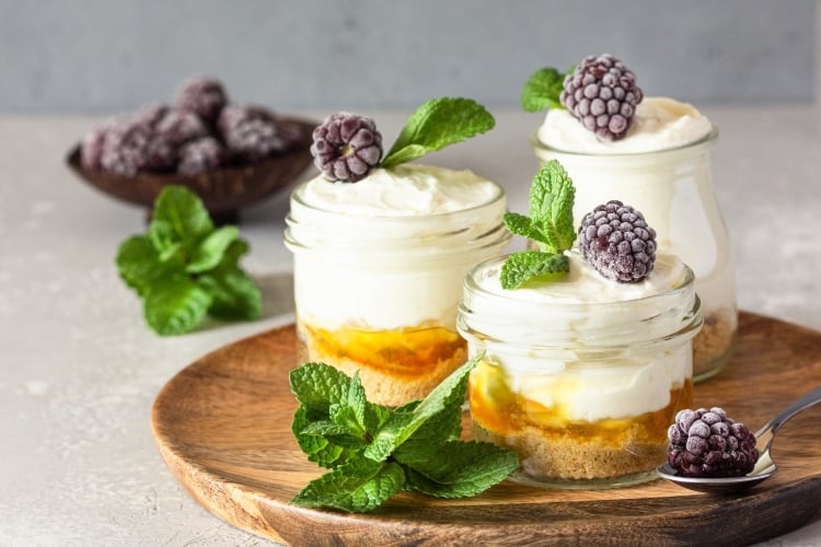 Schnelle Desserts mit Himbeeren und Mandellikör im Glas zubereiten