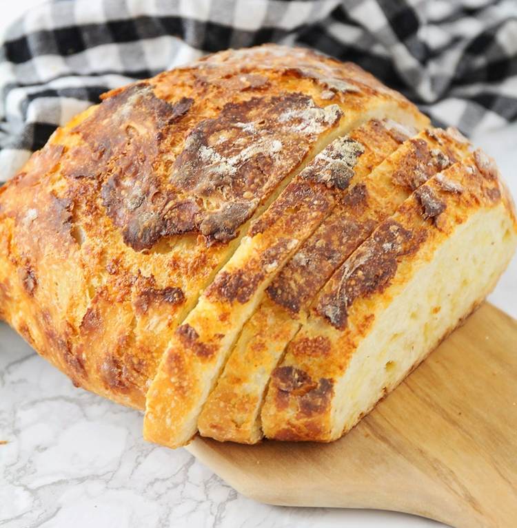 Selbst gebackenes Cheddar Brot mit köstlichem Aroma