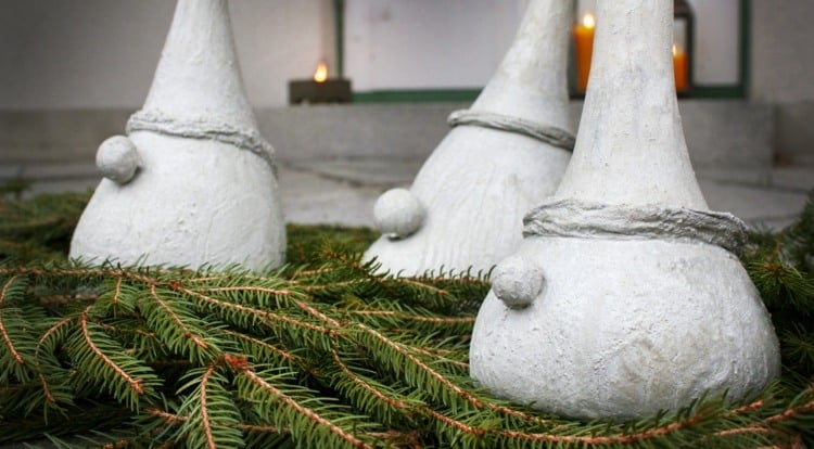 Skandinavische Wichtel als Gartendeko im Winter auf Tannengrün