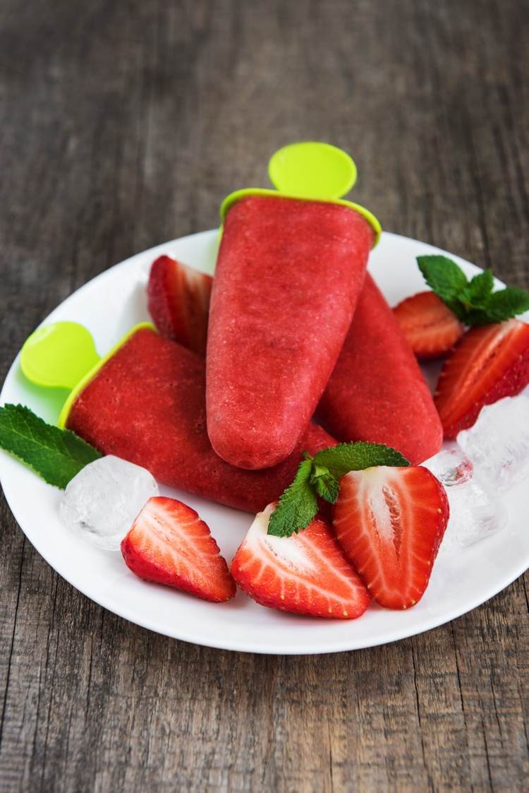 Sommer Desserts ohne Backen Fruchteis mit Erdbeeren selber machen