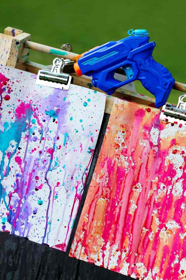 Design summer pictures with children - paint pictures with water colors and water pistols