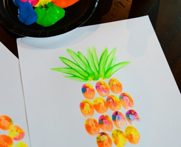 Sommerbilder mit Kindern gestalten - Fröhliche Idee mit einer bunten Ananas aus Fingerabdrücken
