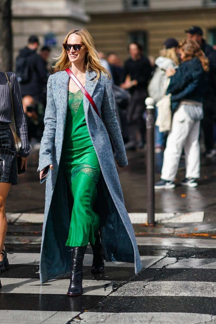 Sommerkleider im Winter tragen Modetrends Frauen Satinkleider Slip Dress Outfit Ideen
