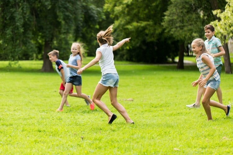 Spiele für draußen ohne Material - Fangen spielen als Klassiker für Kinder und Erwachsene