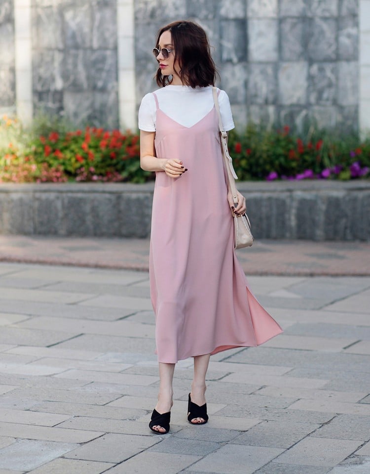 T-Sirt mit Kleid Outfit Ideen Sommer Modetrends Slip Dress kombinieren