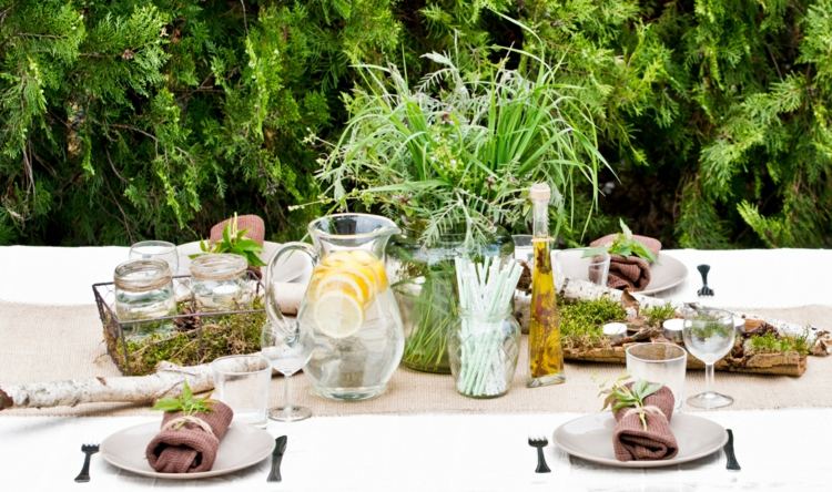 Tischdeko Idee mit Gräsern statt Schnittblumen und rustikaler Dekoration