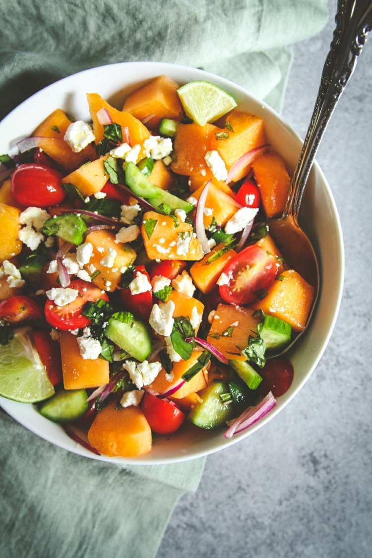 Tomaten, Gurke, Melone, Zwiebel und Feta - Leckerer Sommersalat zum Grillen