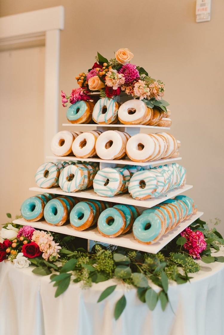 Torte aus Donuts für Hochzeit Buffet selber machen
