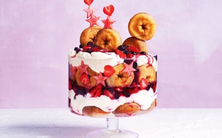 Torte aus Donuts ohne Backen mit Beeren