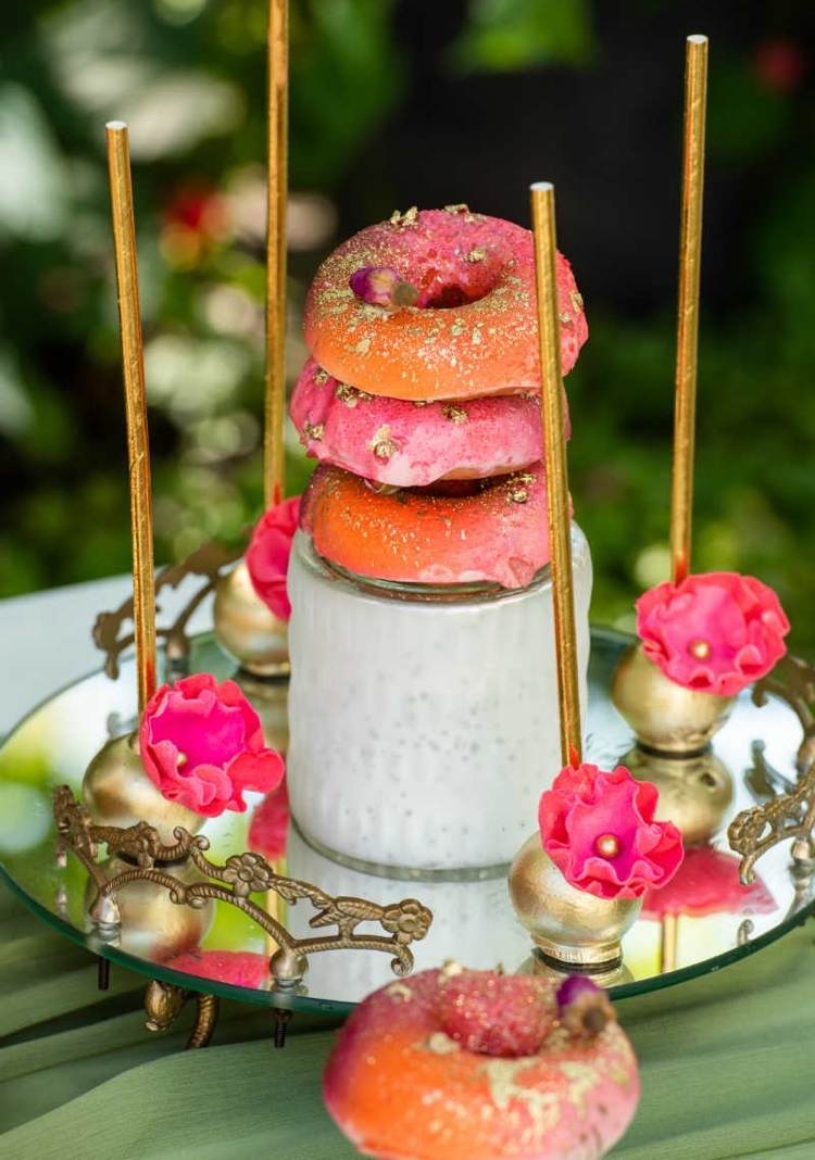 Torte aus Donuts selber machen Ideen für Hochzeit
