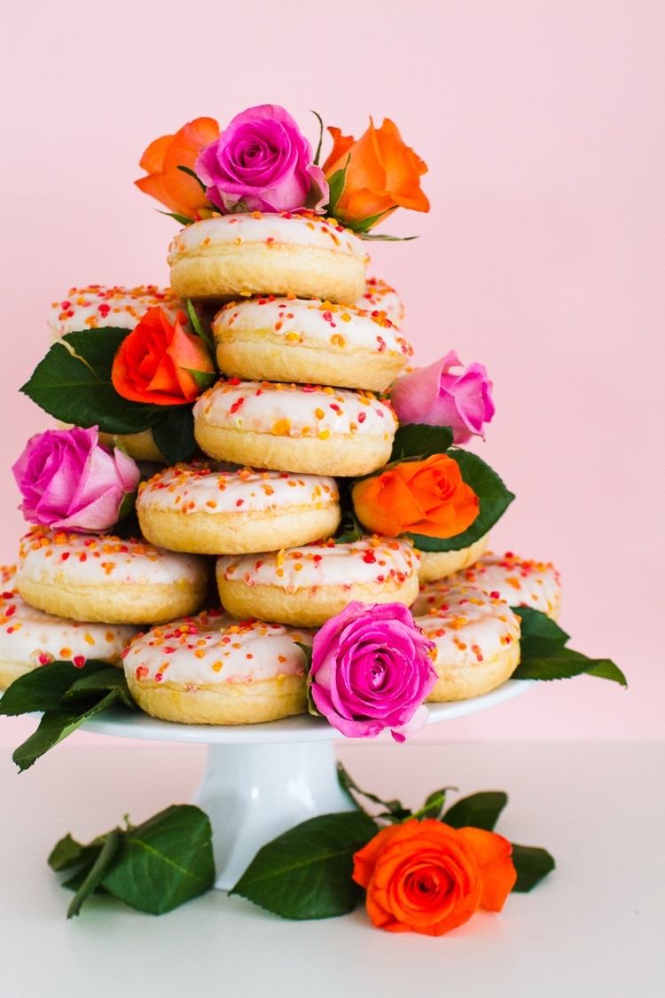 Torte aus Donuts selber machen mit Blumen dekorieren